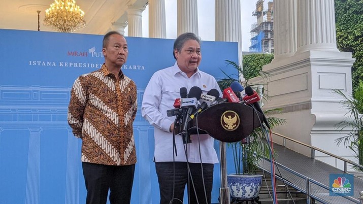 Menteri Koordinator Bidang Perekonomian, Airlangga Hartarto dan Menteri Perindustrian, Agus Gumiwang Kartasasmita di Istana Negara, Jakarta, Selasa (21/1/2025). (CNBC Indonesia/Emir Yanwardhana)