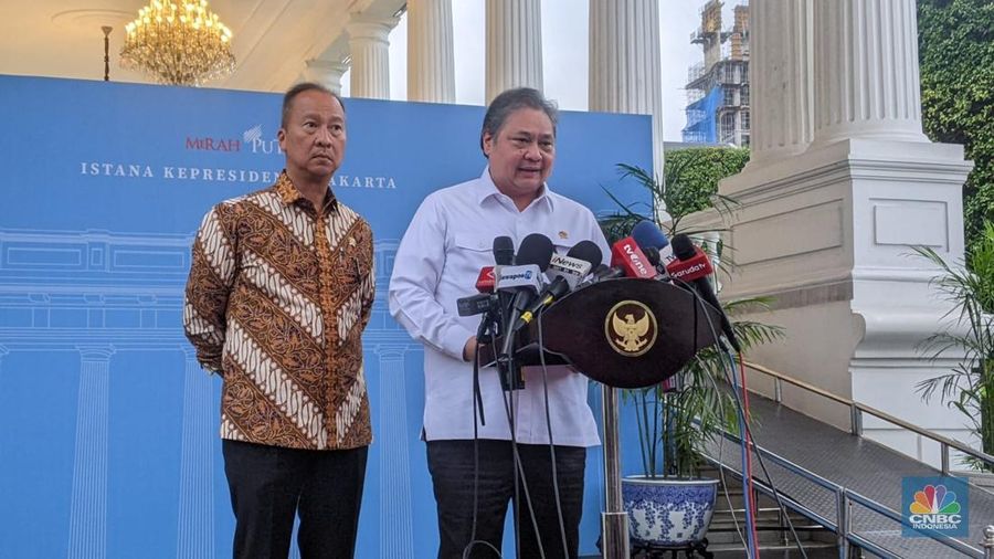 Menteri Koordinator Bidang Perekonomian, Airlangga Hartarto dan Menteri Perindustrian, Agus Gumiwang Kartasasmita di Istana Negara, Jakarta, Selasa (21/1/2025). (CNBC Indonesia/Emir Yanwardhana)