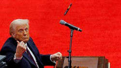 Momen Trump Lempar Pena usai Dilantik Jadi Presiden AS