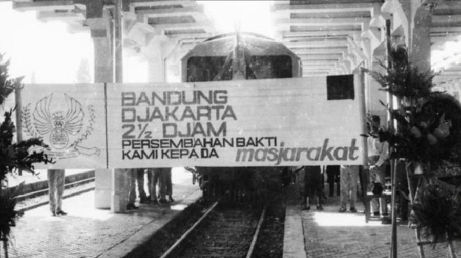 Peresmian KA Parahyangan di Stasiun Gambir. (Dok. Selayang Pandang Sejarah Perkeretaapian Indonesia, 2015)