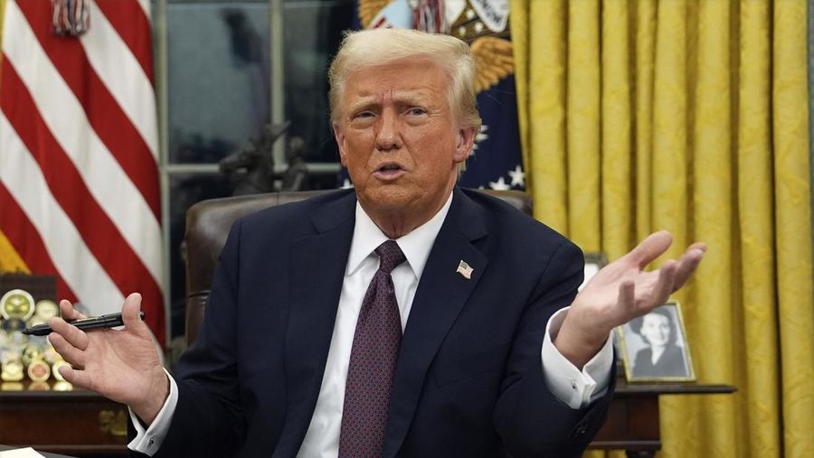 Presiden Donald Trump berbicara kepada wartawan saat menandatangani perintah eksekutif di Ruang Oval Gedung Putih, Senin, 20 Januari 2025, di Washington. (Foto AP/Evan Vucci)
