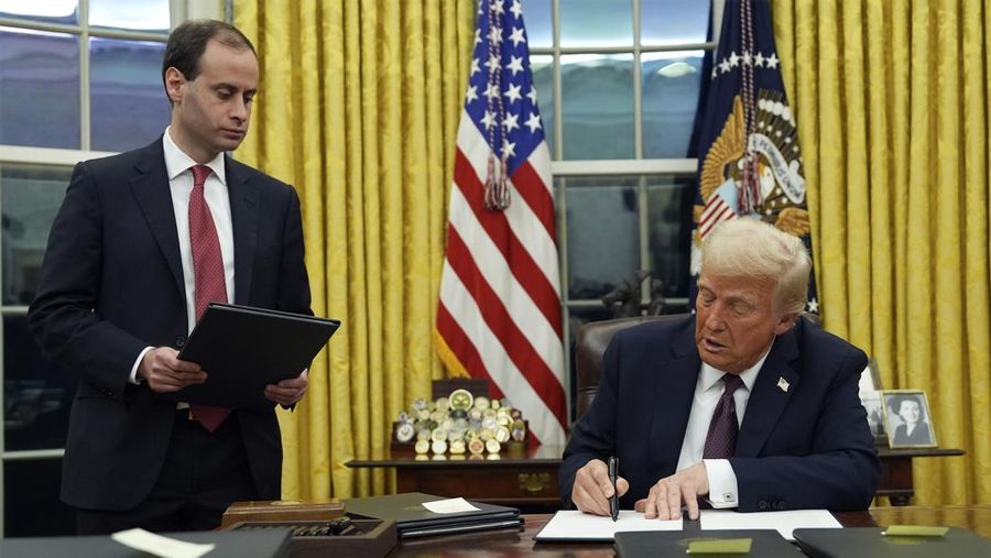 Presiden Donald Trump menandatangani perintah eksekutif tentang TikTok di Ruang Oval Gedung Putih, Senin, 20 Januari 2025, di Washington. (Foto AP/Evan Vucci)