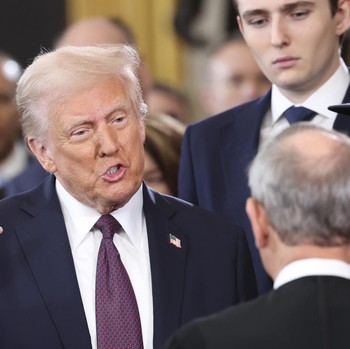 Momen Pelantikan Presiden AS Donald Trump, Tancap Gas di Hari Pertama