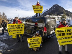 Ratusan Aktivis Muda Gelar Protes di Forum Ekonomi Dunia WEF di Davos