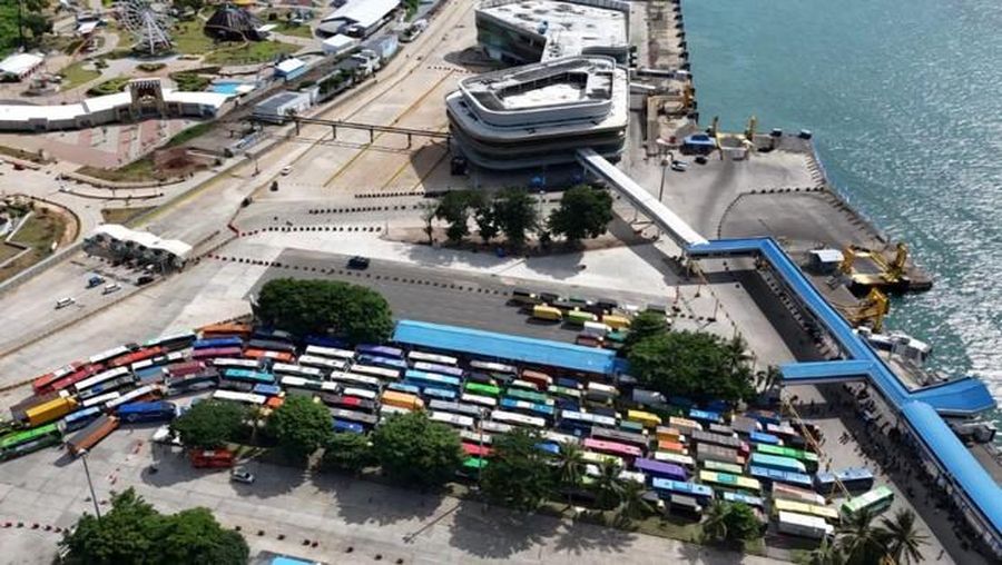 Suasana kepadatan antrean truk mengangkut bahan logistik di Pelabuhan Bakauheni Lampung Selatan. (Dok. ASDP)