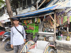 Balada Tarli Kayuh Becak 16 KM ke Plaza Sepi Terbengkalai Cirebon
