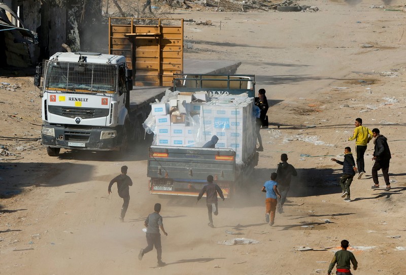 Truk-truk yang membawa bantuan kemanusiaan telah memasuki Gaza pada hari Selasa (21/1) waktu setempat, hari kedua dimulainya gencatan senjata. (REUTERS/Mohammed Salem) Truk-truk yang membawa bantuan kemanusiaan telah memasuki Gaza pada hari Selasa (21/1) waktu setempat, hari kedua dimulainya gencatan senjata. (REUTERS/Mohammed Salem)