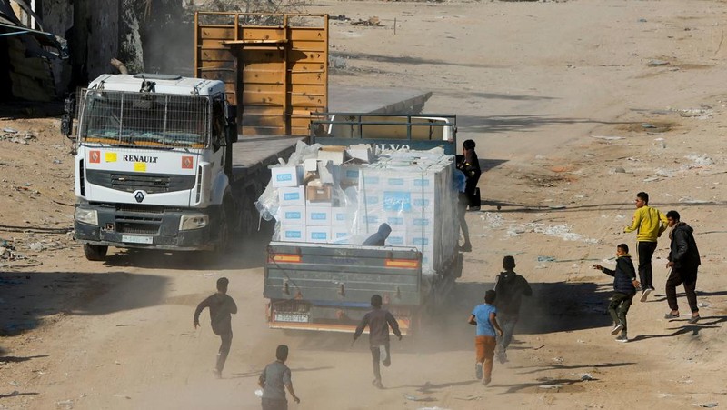 Truk-truk yang membawa bantuan kemanusiaan telah memasuki Gaza pada hari Selasa (21/1) waktu setempat, hari kedua dimulainya gencatan senjata. (REUTERS/Mohammed Salem)