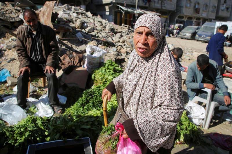 Truk-truk yang membawa bantuan kemanusiaan telah memasuki Gaza pada hari Selasa (21/1) waktu setempat, hari kedua dimulainya gencatan senjata. (REUTERS/Mohammed Salem) Truk-truk yang membawa bantuan kemanusiaan telah memasuki Gaza pada hari Selasa (21/1) waktu setempat, hari kedua dimulainya gencatan senjata. (REUTERS/Mohammed Salem)