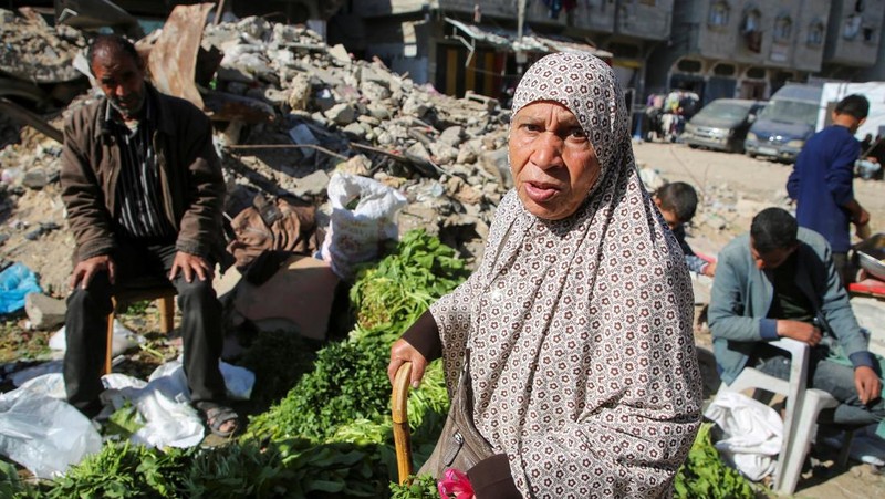 Truk-truk yang membawa bantuan kemanusiaan telah memasuki Gaza pada hari Selasa (21/1) waktu setempat, hari kedua dimulainya gencatan senjata. (REUTERS/Mohammed Salem)