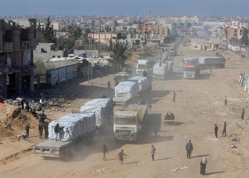 Truk-truk yang membawa bantuan kemanusiaan telah memasuki Gaza pada hari Selasa (21/1) waktu setempat, hari kedua dimulainya gencatan senjata. (REUTERS/Mohammed Salem) Truk-truk yang membawa bantuan kemanusiaan telah memasuki Gaza pada hari Selasa (21/1) waktu setempat, hari kedua dimulainya gencatan senjata. (REUTERS/Mohammed Salem)