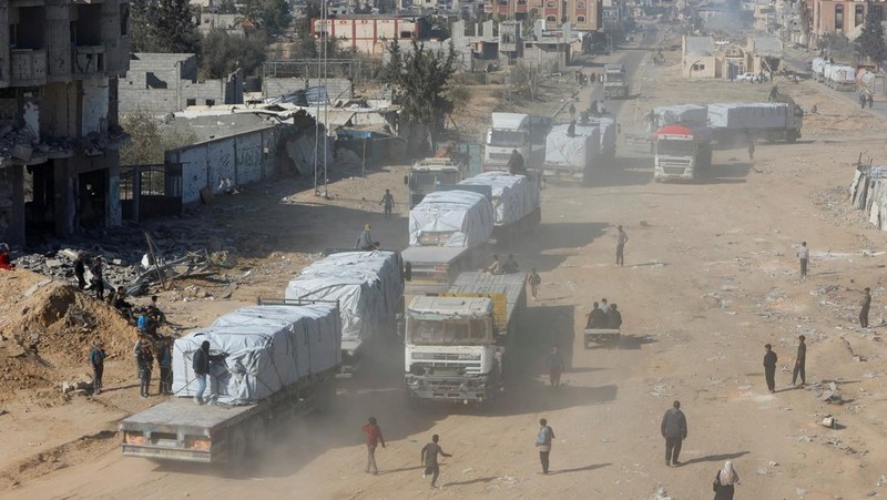 Truk-truk yang membawa bantuan kemanusiaan telah memasuki Gaza pada hari Selasa (21/1) waktu setempat, hari kedua dimulainya gencatan senjata. (REUTERS/Mohammed Salem)