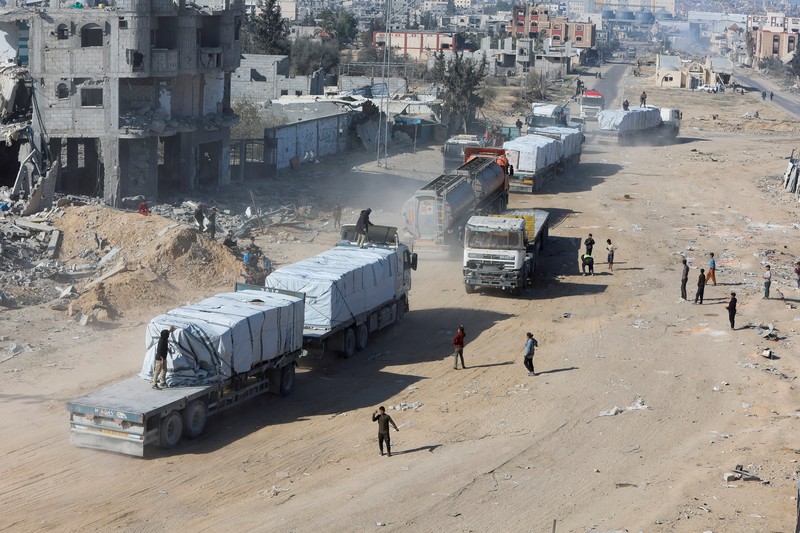 Truk-truk yang membawa bantuan kemanusiaan telah memasuki Gaza pada hari Selasa (21/1) waktu setempat, hari kedua dimulainya gencatan senjata. (REUTERS/Mohammed Salem) Truk-truk yang membawa bantuan kemanusiaan telah memasuki Gaza pada hari Selasa (21/1) waktu setempat, hari kedua dimulainya gencatan senjata. (REUTERS/Mohammed Salem)