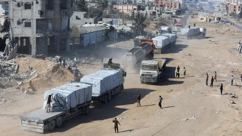 Truk-truk yang membawa bantuan kemanusiaan telah memasuki Gaza pada hari Selasa (21/1) waktu setempat, hari kedua dimulainya gencatan senjata. (REUTERS/Mohammed Salem)