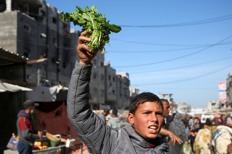 Truk-truk yang membawa bantuan kemanusiaan telah memasuki Gaza pada hari Selasa (21/1) waktu setempat, hari kedua dimulainya gencatan senjata. (REUTERS/Mohammed Salem) Truk-truk yang membawa bantuan kemanusiaan telah memasuki Gaza pada hari Selasa (21/1) waktu setempat, hari kedua dimulainya gencatan senjata. (REUTERS/Mohammed Salem)