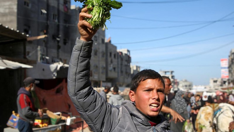 Truk-truk yang membawa bantuan kemanusiaan telah memasuki Gaza pada hari Selasa (21/1) waktu setempat, hari kedua dimulainya gencatan senjata. (REUTERS/Mohammed Salem)