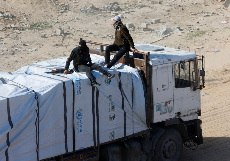 Truk-truk yang membawa bantuan kemanusiaan telah memasuki Gaza pada hari Selasa (21/1) waktu setempat, hari kedua dimulainya gencatan senjata. (REUTERS/Mohammed Salem) Truk-truk yang membawa bantuan kemanusiaan telah memasuki Gaza pada hari Selasa (21/1) waktu setempat, hari kedua dimulainya gencatan senjata. (REUTERS/Mohammed Salem)