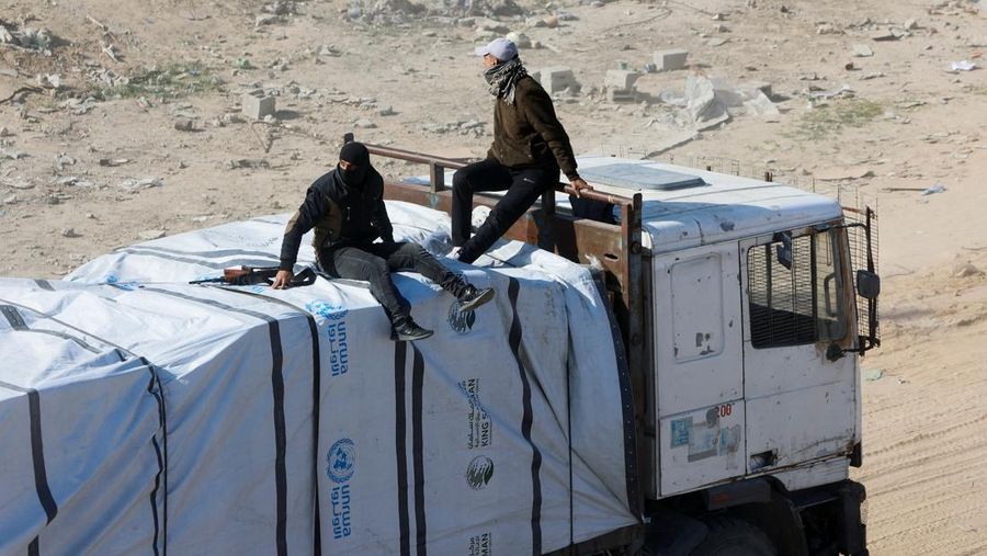 Truk-truk yang membawa bantuan kemanusiaan telah memasuki Gaza pada hari Selasa (21/1) waktu setempat, hari kedua dimulainya gencatan senjata. (REUTERS/Mohammed Salem)