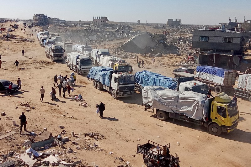 Truk-truk yang membawa bantuan kemanusiaan telah memasuki Gaza pada hari Selasa (21/1) waktu setempat, hari kedua dimulainya gencatan senjata. (REUTERS/Mohammed Salem) Truk-truk yang membawa bantuan kemanusiaan telah memasuki Gaza pada hari Selasa (21/1) waktu setempat, hari kedua dimulainya gencatan senjata. (REUTERS/Mohammed Salem)