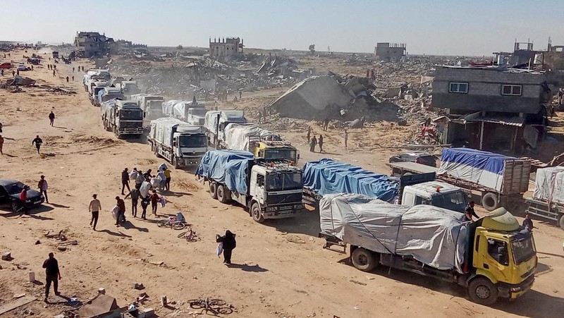 Truk-truk yang membawa bantuan kemanusiaan telah memasuki Gaza pada hari Selasa (21/1) waktu setempat, hari kedua dimulainya gencatan senjata. (REUTERS/Mohammed Salem)