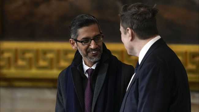 Google CEO Sundar Pichai talks with Elon Musk before the 60th Presidential Inauguration in the Rotunda of the U.S. Capitol in Washington, Monday, Jan. 20, 2025. (AP Photo/Julia Demaree Nikhinson, Pool)