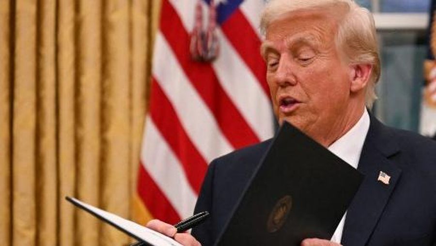 US President Donald Trump speaks to journalists as he signs executive orders in the Oval Office of the WHite House in Washington, DC, on January 20, 2025. (Photo by Jim WATSON / POOL / AFP)