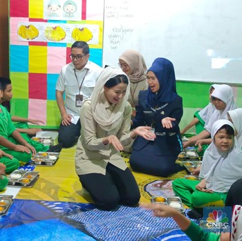 Momen Ceria Siswa SLB Negeri Jakarta Dapat Makan Bergizi Gratis