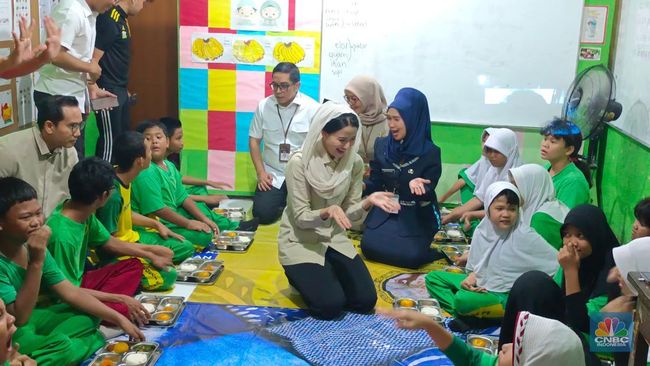 Momen Ceria Siswa SLB Negeri Jakarta Dapat Makan Bergizi Gratis