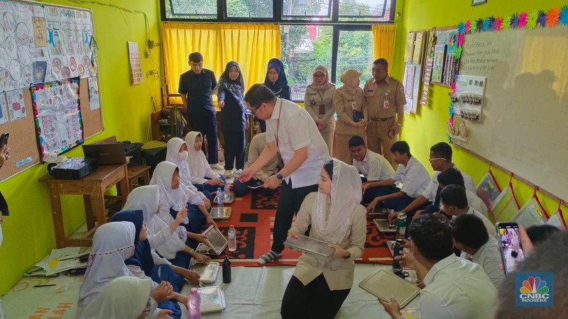 Wakil Menteri Perdagangan (Wamendag), Dyah Roro Esti bersama Juru Bicara Kantor Komunikasi Presiden, Philips J. Vermonte di Sekolah Luar Biasa (SLB) Negeri 5 Jakarta, Selasa (21/1/2025). (CNBC Indonesia/Martya Sari Rizki)