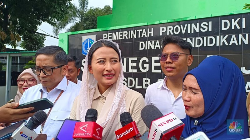 Wakil Menteri Perdagangan (Wamendag), Dyah Roro Esti bersama Juru Bicara Kantor Komunikasi Presiden, Philips J. Vermonte di Sekolah Luar Biasa (SLB) Negeri 5 Jakarta, Selasa (21/1/2025). (CNBC Indonesia/Martya Sari Rizki)