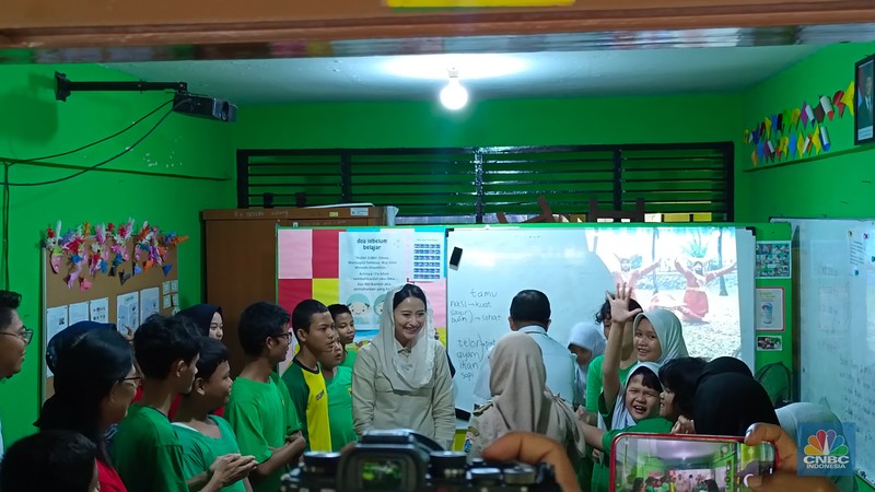 Wakil Menteri Perdagangan (Wamendag), Dyah Roro Esti bersama Juru Bicara Kantor Komunikasi Presiden, Philips J. Vermonte di Sekolah Luar Biasa (SLB) Negeri 5 Jakarta, Selasa (21/1/2025). (CNBC Indonesia/Martya Sari Rizki)