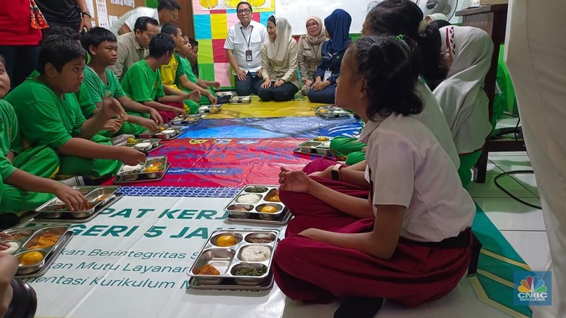 Wakil Menteri Perdagangan (Wamendag), Dyah Roro Esti bersama Juru Bicara Kantor Komunikasi Presiden, Philips J. Vermonte di Sekolah Luar Biasa (SLB) Negeri 5 Jakarta, Selasa (21/1/2025). (CNBC Indonesia/Martya Sari Rizki)