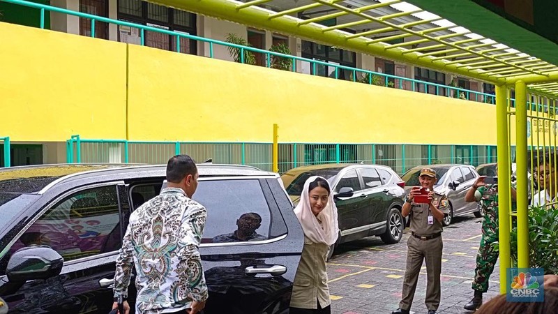 Wakil Menteri Perdagangan (Wamendag), Dyah Roro Esti bersama Juru Bicara Kantor Komunikasi Presiden, Philips J. Vermonte di Sekolah Luar Biasa (SLB) Negeri 5 Jakarta, Selasa (21/1/2025). (CNBC Indonesia/Martya Sari Rizki)