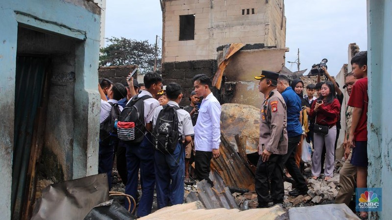 Wakil Presiden (Wapres) Gibran Rakabuming Raka mengunjungi korban kebakaran Kebon Kosong, Kemayoran di Posko Kebakaran Polres Metro Jakarta Pusat, Selasa (21/1/2025). (CNBC Indonesia/Faisal Rahman)