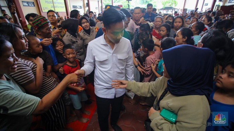 Wakil Presiden (Wapres) Gibran Rakabuming Raka mengunjungi korban kebakaran Kebon Kosong, Kemayoran di Posko Kebakaran Polres Metro Jakarta Pusat, Selasa (21/1/2025). (CNBC Indonesia/Faisal Rahman)