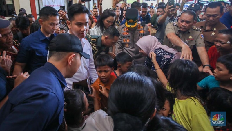 Wakil Presiden (Wapres) Gibran Rakabuming Raka mengunjungi korban kebakaran Kebon Kosong, Kemayoran di Posko Kebakaran Polres Metro Jakarta Pusat, Selasa (21/1/2025). (CNBC Indonesia/Faisal Rahman)