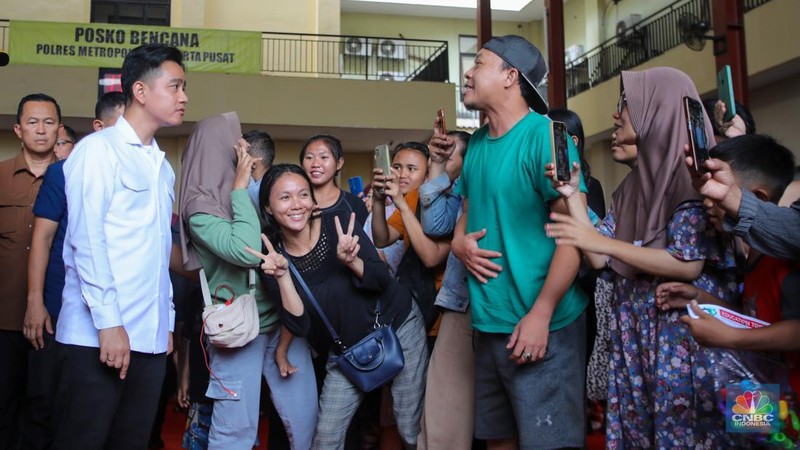 Wakil Presiden (Wapres) Gibran Rakabuming Raka mengunjungi korban kebakaran Kebon Kosong, Kemayoran di Posko Kebakaran Polres Metro Jakarta Pusat, Selasa (21/1/2025). (CNBC Indonesia/Faisal Rahman)