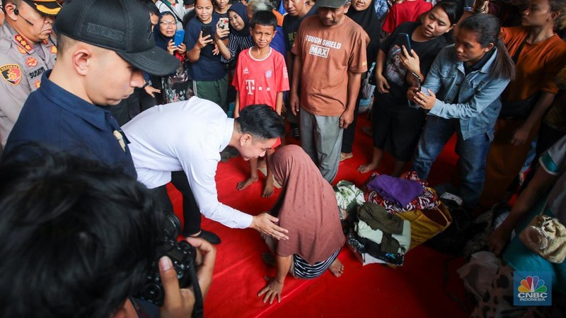 Wakil Presiden (Wapres) Gibran Rakabuming Raka mengunjungi korban kebakaran Kebon Kosong, Kemayoran di Posko Kebakaran Polres Metro Jakarta Pusat, Selasa (21/1/2025). (CNBC Indonesia/Faisal Rahman)