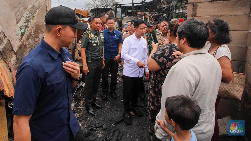 Wakil Presiden (Wapres) Gibran Rakabuming Raka mengunjungi korban kebakaran Kebon Kosong, Kemayoran di Posko Kebakaran Polres Metro Jakarta Pusat, Selasa (21/1/2025). (CNBC Indonesia/Faisal Rahman)