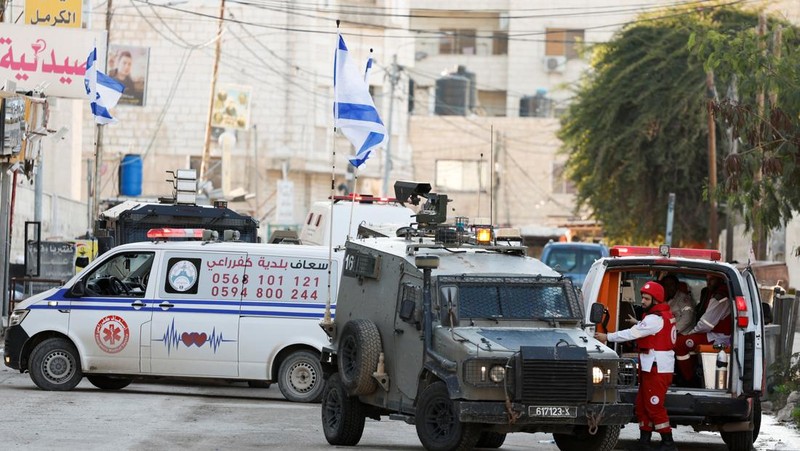 Kendaraan militer Israel melaju di jalan selama serangan Israel, di Jenin, di Tepi Barat yang diduduki Israel, 21 Januari 2025. (REUTERS/Raneen Sawafta)