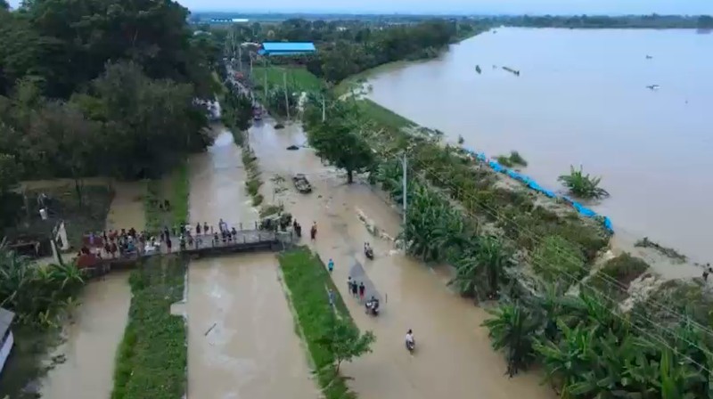 Banjir di Kendal pada Senin (20/1) melanda 6 kecamatan, berdampak pada 3.366 jiwa, 450 orang mengungsi, dan merendam 1.065 rumah serta fasilitas umum. (Dok. BPBD Kab.Grobogan/BNPB)