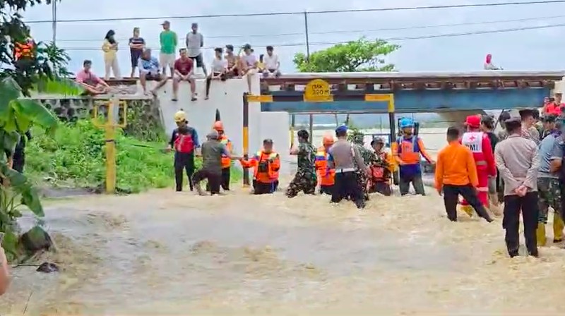 Banjir di Kendal pada Senin (20/1) melanda 6 kecamatan, berdampak pada 3.366 jiwa, 450 orang mengungsi, dan merendam 1.065 rumah serta fasilitas umum. (Dok. BPBD Kab.Grobogan/BNPB)