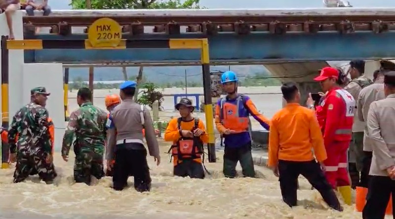 Banjir di Kendal pada Senin (20/1) melanda 6 kecamatan, berdampak pada 3.366 jiwa, 450 orang mengungsi, dan merendam 1.065 rumah serta fasilitas umum. (Dok. BPBD Kab.Grobogan/BNPB)