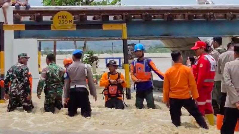 Banjir di Kendal pada Senin (20/1) melanda 6 kecamatan, berdampak pada 3.366 jiwa, 450 orang mengungsi, dan merendam 1.065 rumah serta fasilitas umum. (Dok. BPBD Kab.Grobogan/BNPB)