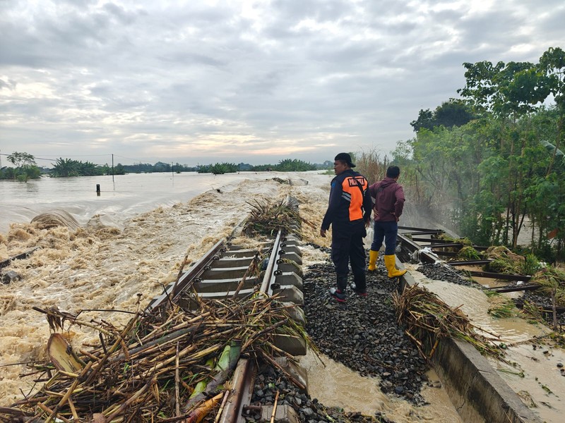 Banjir di Kendal pada Senin (20/1) melanda 6 kecamatan, berdampak pada 3.366 jiwa, 450 orang mengungsi, dan merendam 1.065 rumah serta fasilitas umum. (Dok. BPBD Kab.Grobogan/BNPB)