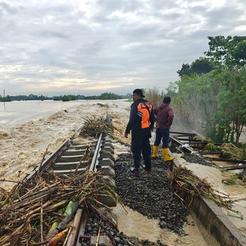 Penampakan Banjir-Longsor Hantam Jateng, Jalur Kereta Api Jadi Lumpuh