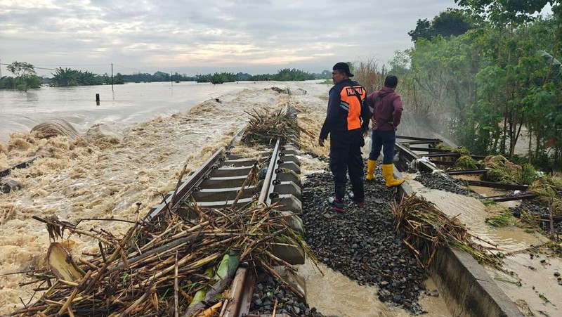 Banjir di Kendal pada Senin (20/1) melanda 6 kecamatan, berdampak pada 3.366 jiwa, 450 orang mengungsi, dan merendam 1.065 rumah serta fasilitas umum. (Dok. BPBD Kab.Grobogan/BNPB)