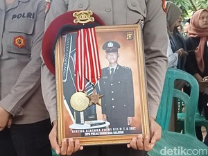 Video: Momen Pemakaman Bripda Farras, Polisi yang Gugur Ditikam Bandar Narkoba
