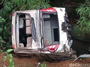 Bus Bawa Rombongan Santri Terjun ke Sungai, 23 Penumpang Luka-luka