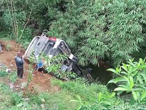 Bus Rumbongan Santri Terperosok ke Sungai Wonosobo Diduga Gagal Nanjak